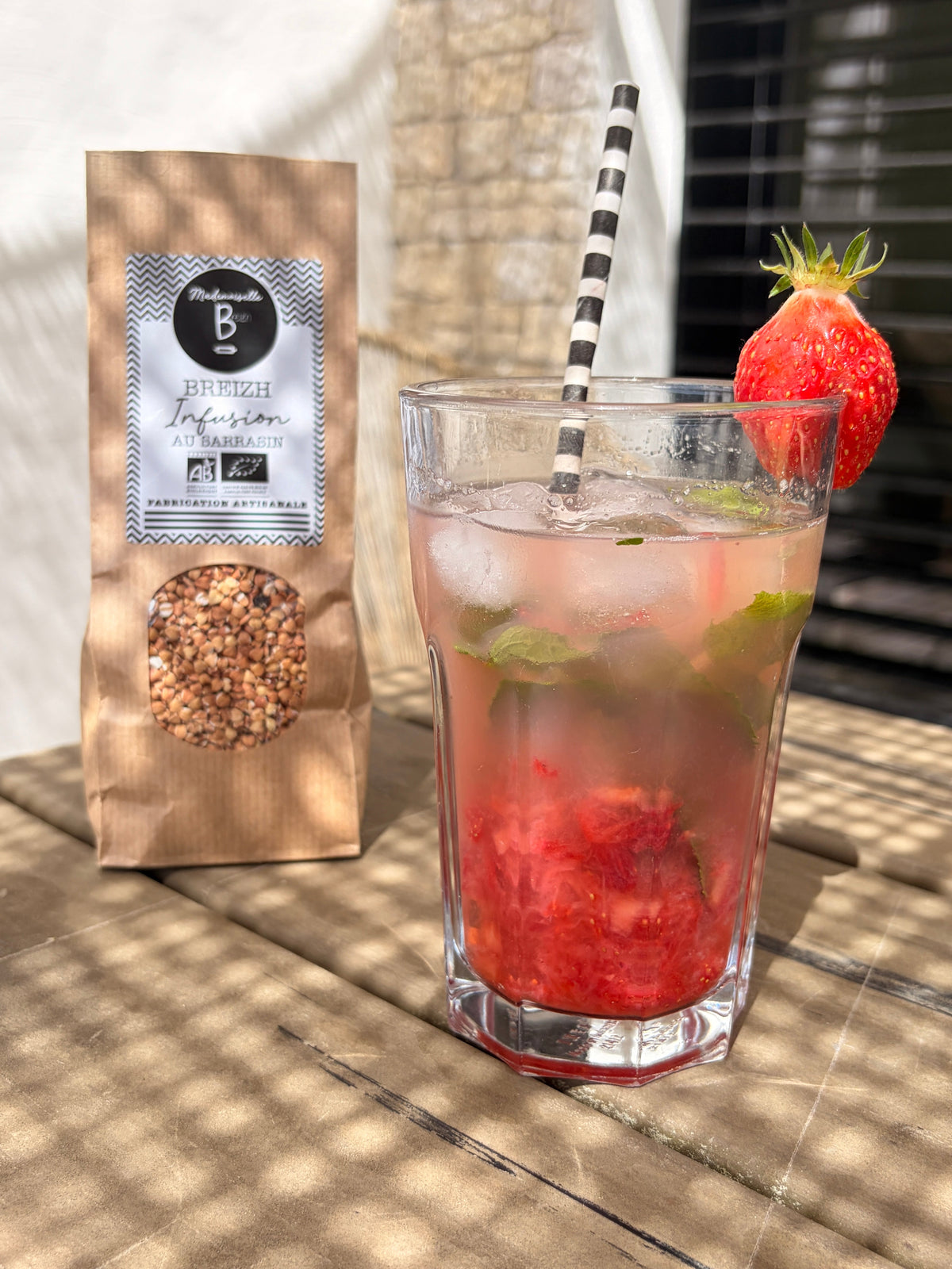 Infusion glacée au sarrasin, fraises et menthe 🍓