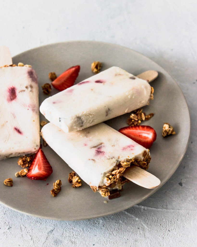Bâtonnets au yaourt glacé, fraises et Breizh Granola