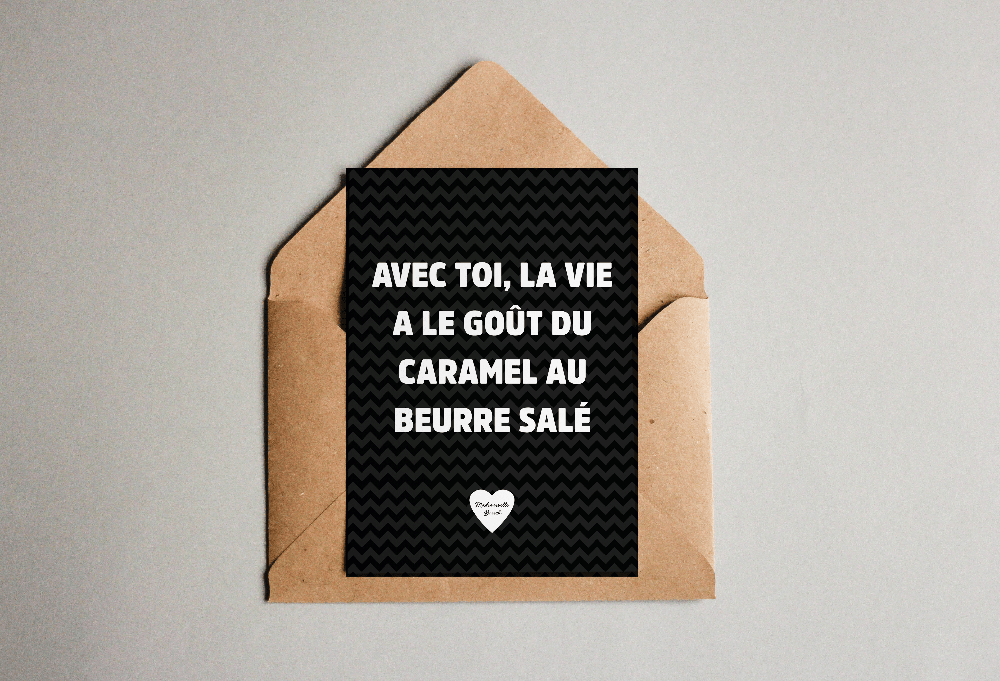 Carte postale Avec toi, la vie a le goût du caramel au beurre salé
